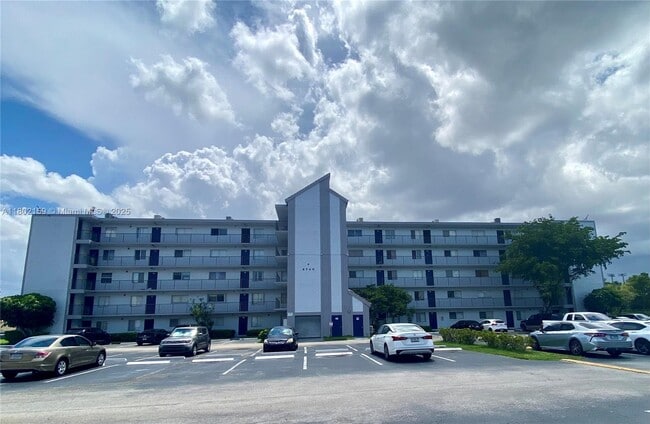 Primary Photo - 8740 N Sherman Cir