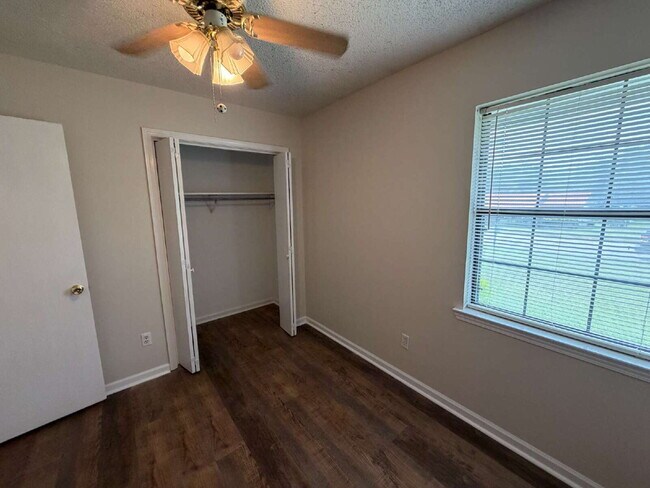 Building Photo - 2312 Creekwood Dr