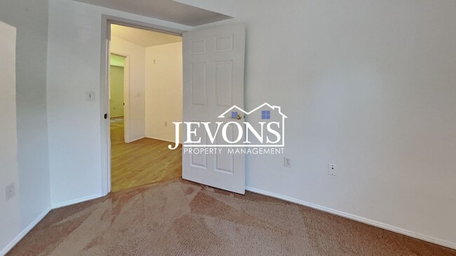 Building Photo - Condo with Swimming Pool and Private Enclosed 1-Car Garage in Klahanie Neighborhood