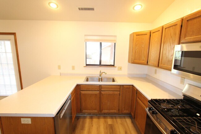 Building Photo - Modern 3-Bedroom Home with Garage & Private Backyard | University Highlands short-term until May ...