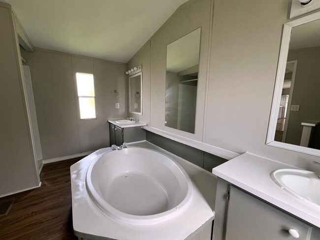 Building Photo - 4512 Rainbow Ln