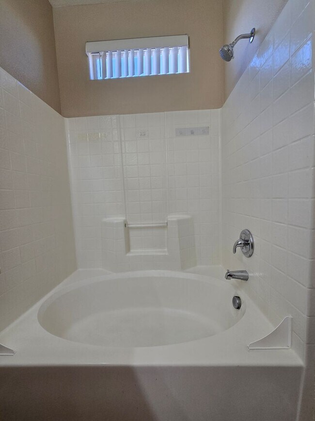 Building Photo - A Fabulous 3 Bedroom Townhouse close to NA...