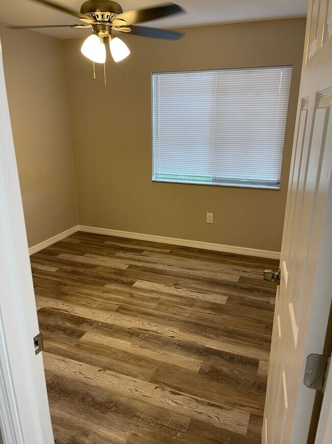 Building Photo - Annual Unfurnished Renovated Single-family Home near Mckibben Park!