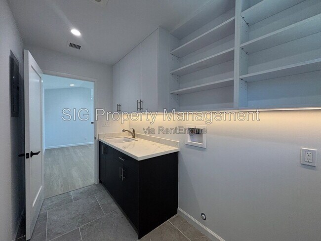 Building Photo - 2230 Sherwood Pl
