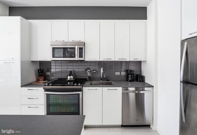 Building Photo - 7902 Tysons One Pl