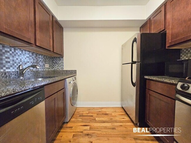 Building Photo - 0 bedroom in CHICAGO IL 60614