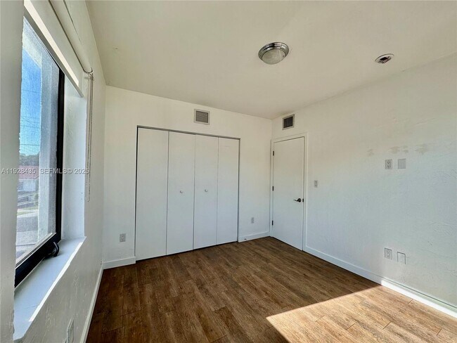 Building Photo - 4204 SW 14th St