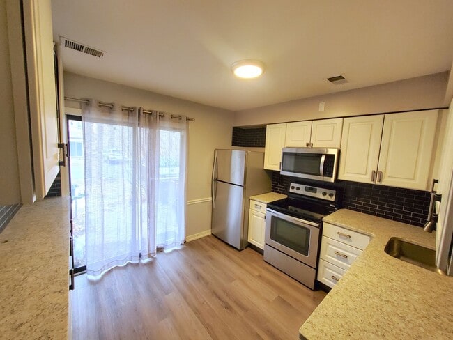 Building Photo - Spacious end-unit townhouse, with elegant kitchen, 3-bedrooms & attached garage