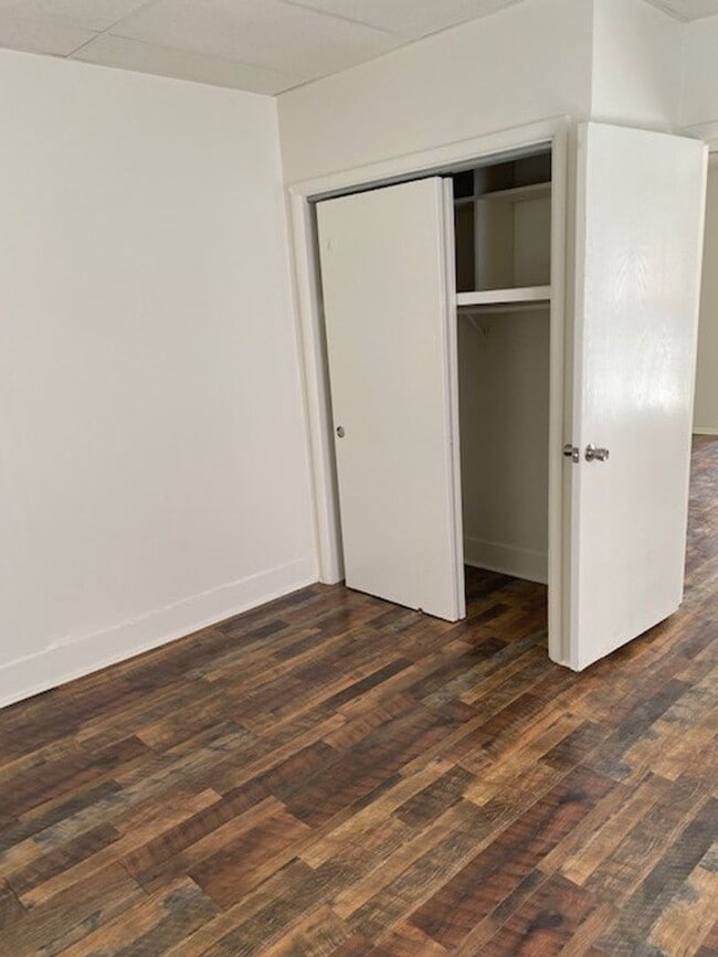 Building Photo - 27 8th Ave W