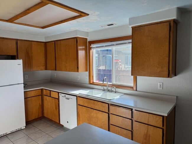 Building Photo - 3-BEDROOM HOME LOCATED ON QUIET CUL-DE-SAC- GARAGE CONVERTED TO ANOTHER ROOM OR STORAGE USE