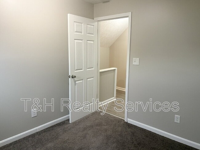 Building Photo - 731 N Arnolda Ave