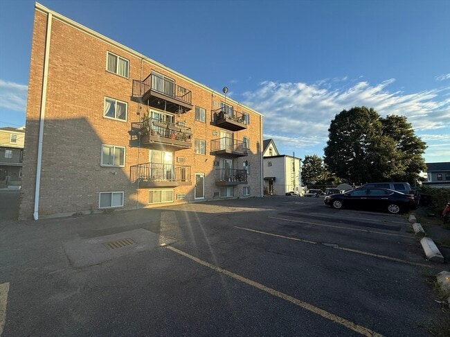 Building Photo - 22 Irving St