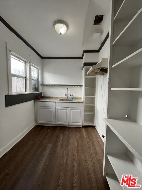 Building Photo - 3027 W 60th St