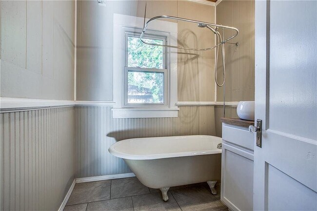 Building Photo - 1126 W Woodard St