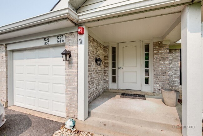 Building Photo - 1254 N Streamwood Ln