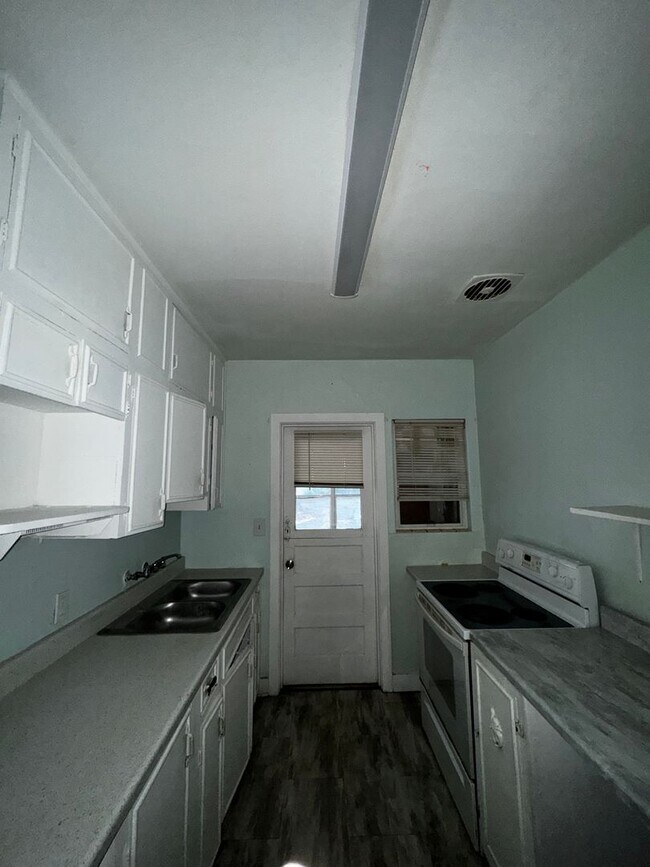 Building Photo - Charming Cottage with Detached Storage Garage