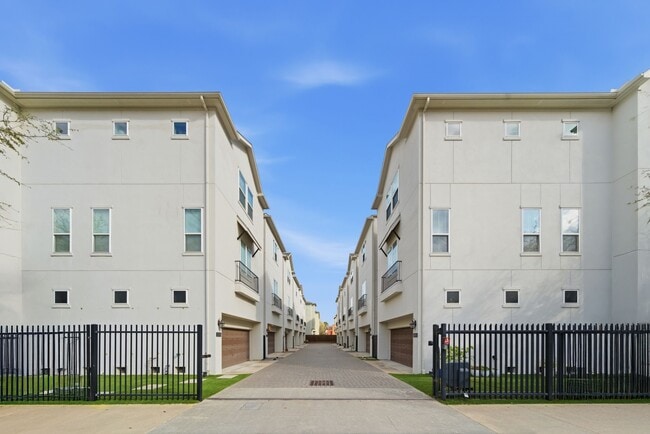 Building Photo - 1307 W 24th St