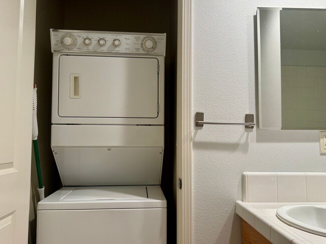 Building Photo - Charming Studio with AC and Secure Mailbox!