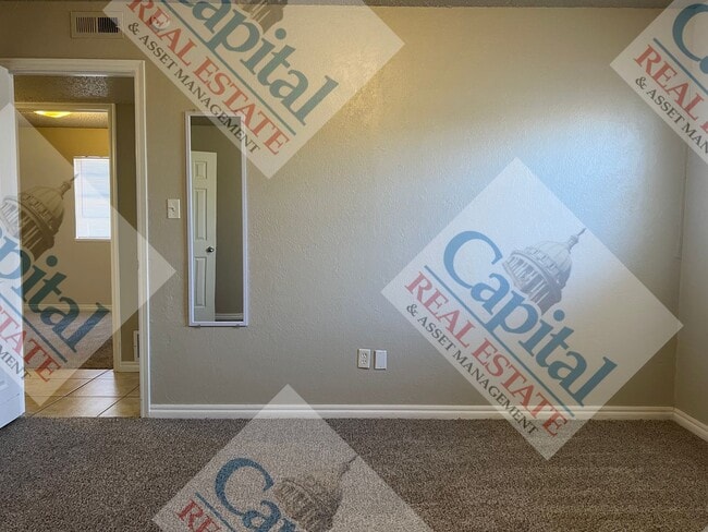 Building Photo - Charming 3 Bedroom