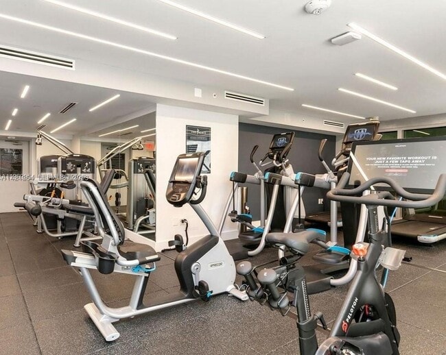 Building Photo - 1541 Brickell Ave