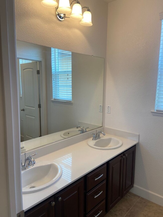Building Photo - Folsom 4 bdrm, 3 bath near Folsom HS
