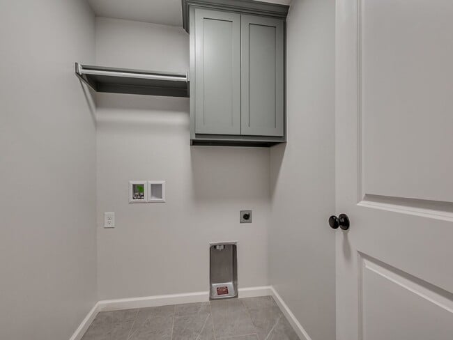 Building Photo - Newer Home available Mid-August 2026- Mustang Park- Storm Shelter