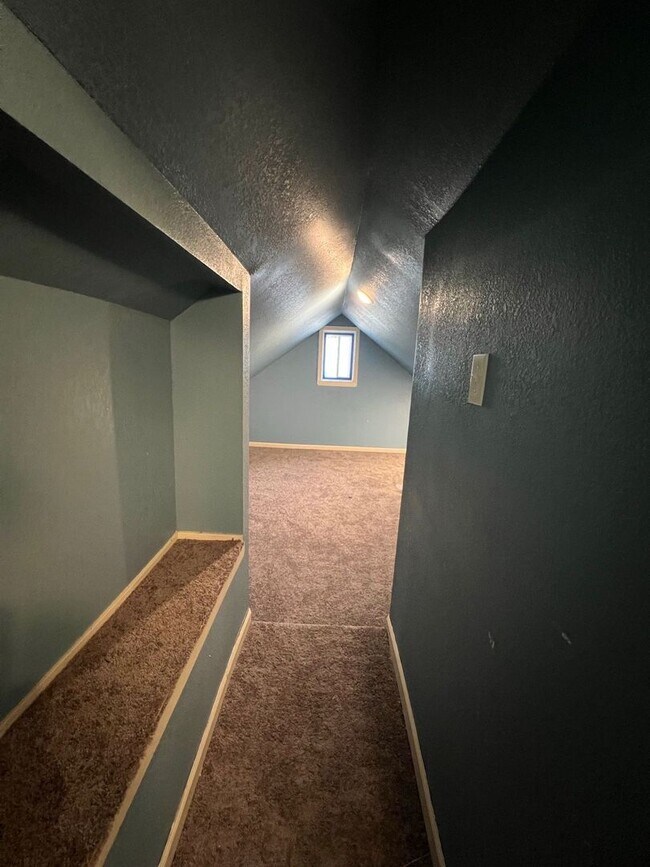 Building Photo - Adorable Newly Fixed Up Home!
