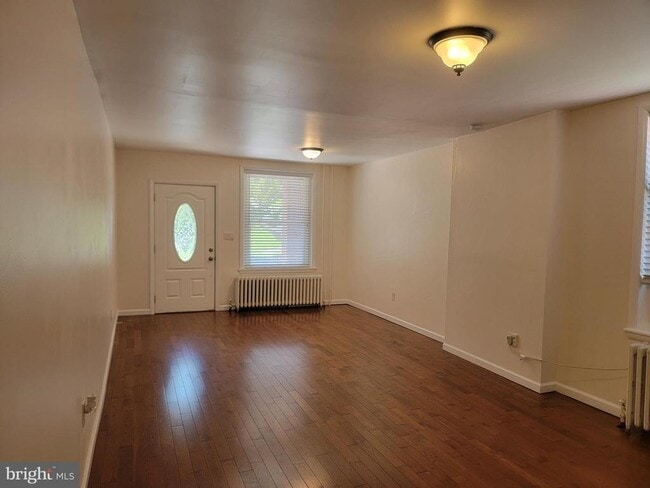 Building Photo - 1531 E 8th St