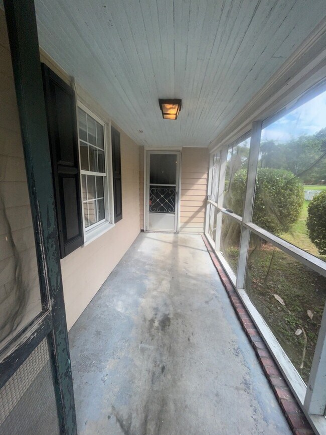 Building Photo - 1717 Kennedy Dr