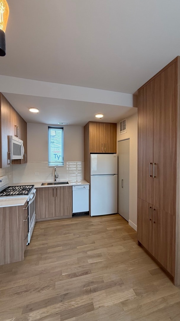 Building Photo - 1118 S Western Ave