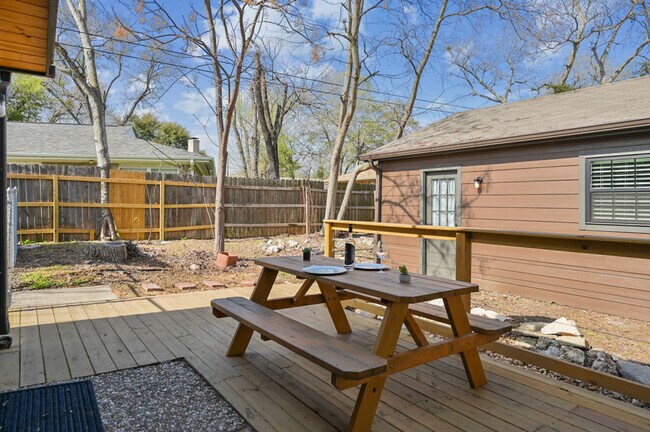 Building Photo - 1409 Clement Ct