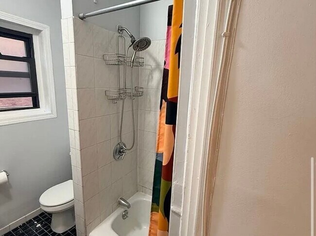 Building Photo - 452 Park Dr