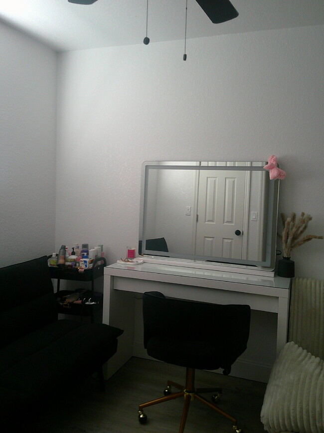 Building Photo - Adorable updated 2 bedroom 1 bath Unit in ...