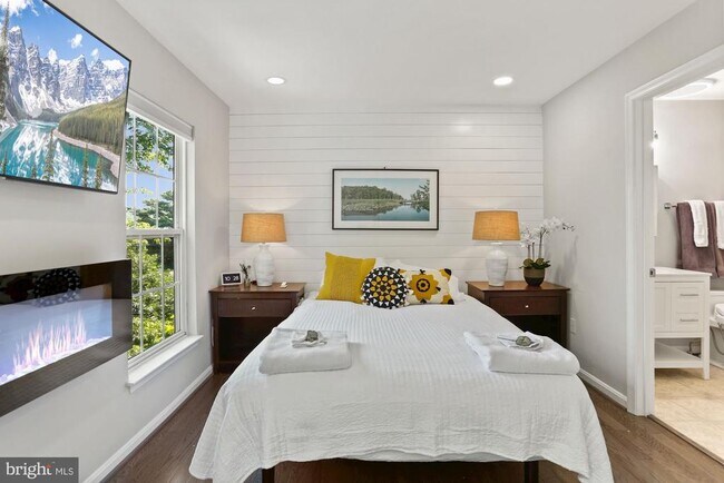Building Photo - 8078 Sebon Dr