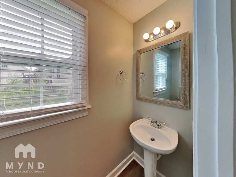Building Photo - 405 Helleri Ct