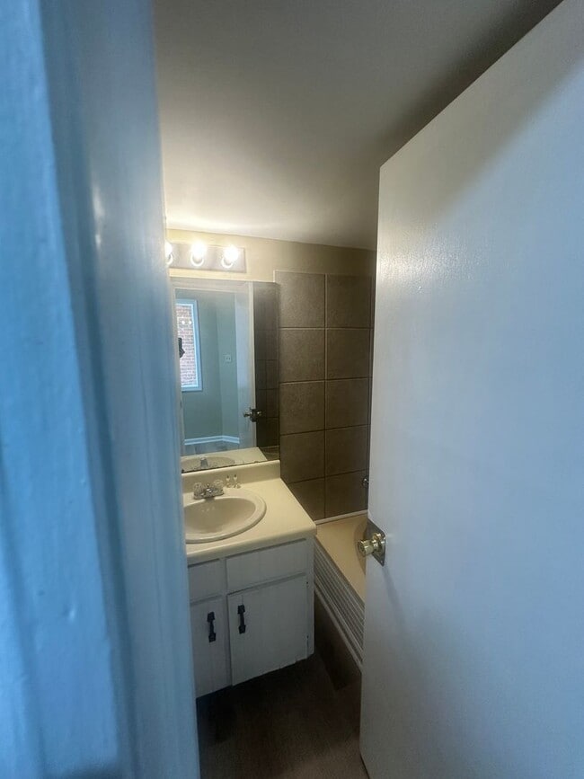 Building Photo - 2 Bedroom/2 Bath Townhome in Valdosta