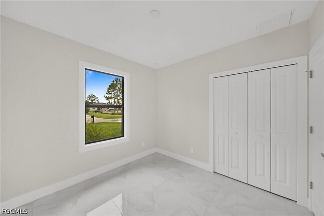 Building Photo - 462 Lampion Ave S