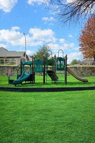 Building Photo - 10844 Live Oak Creek Dr