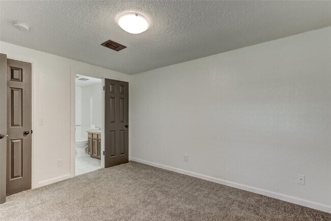 Building Photo - 2121 Meench Dr