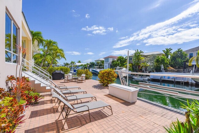 Building Photo - 8 Floral Ave