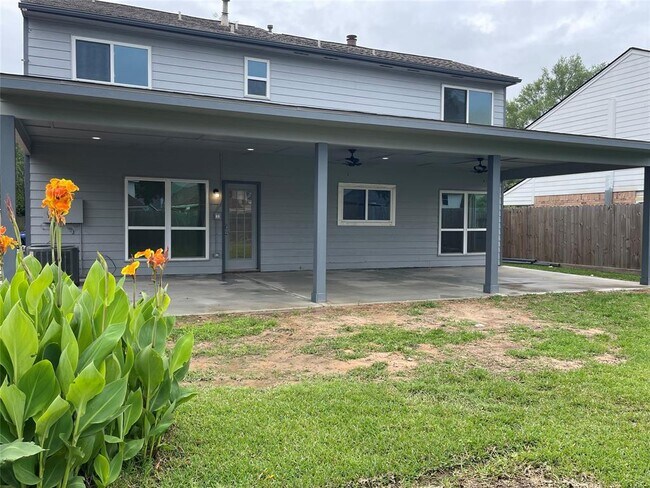 Building Photo - 2528 Sawyer Dr