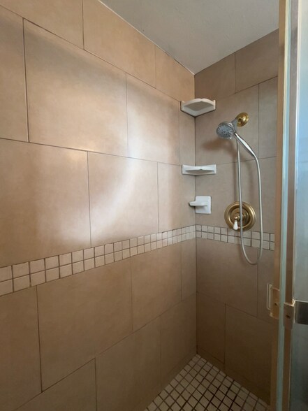 Primary Shower - 8321 E Gettysburg Pl