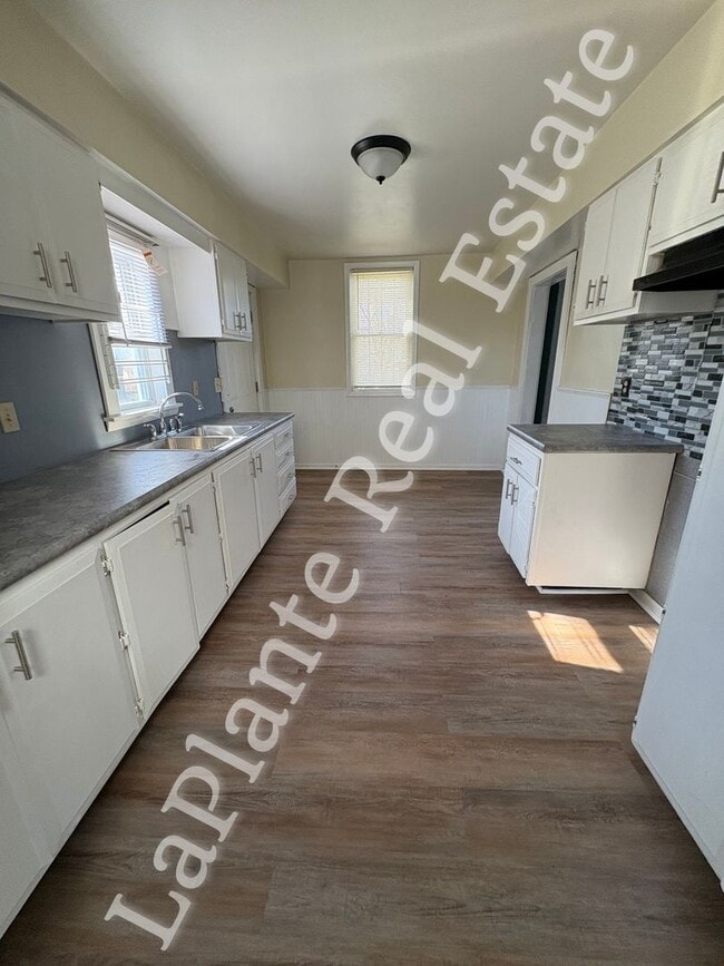 Building Photo - Spacious 4-Bed Home with Fresh Updates in ...