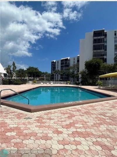 Building Photo - 20500 W Country Club Dr
