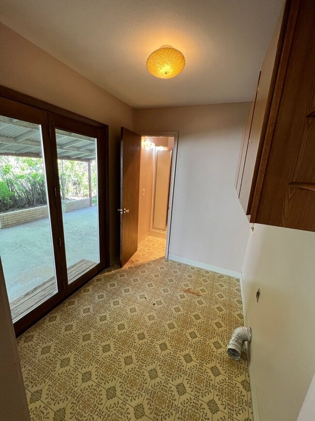 Building Photo - 3 Bed 2 Bath House with Attached 2 Car Garage & Trailer Parking