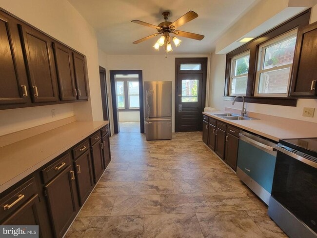 Building Photo - 632 Hill Top Dr