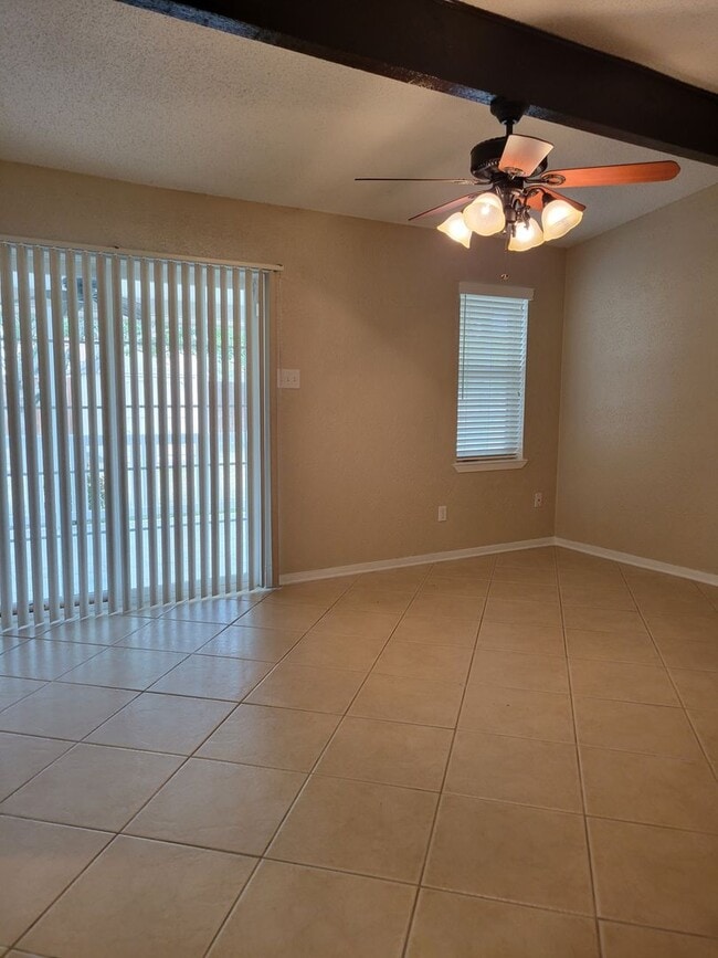 Building Photo - 3bd/2ba house close to major shopping, restaurants, and Ft. Hood!