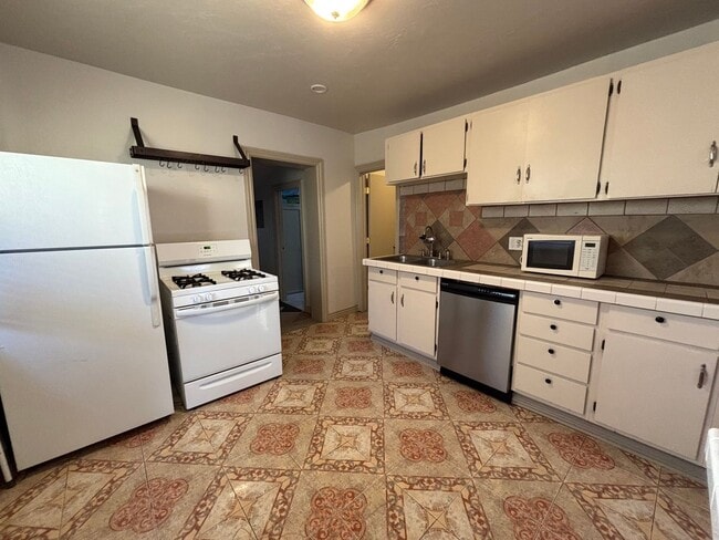 Building Photo - Salt Lake Cottage home 3 bed, 2 baths