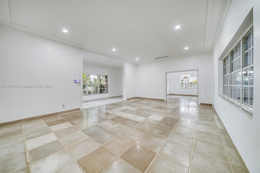 Building Photo - 645 Altara Ave