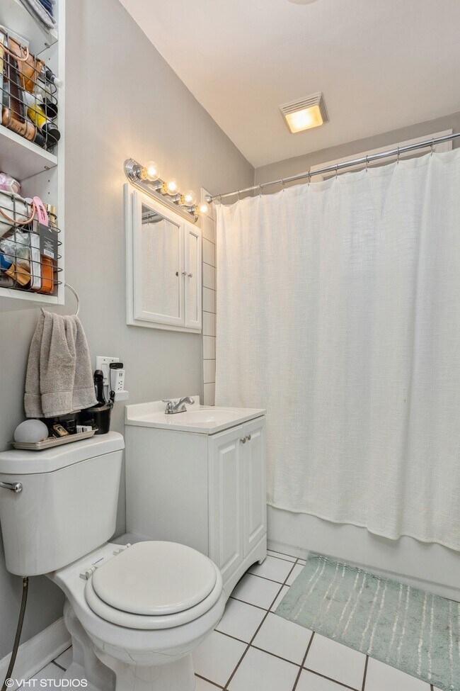 Building Photo - 1900 W Oakdale Ave